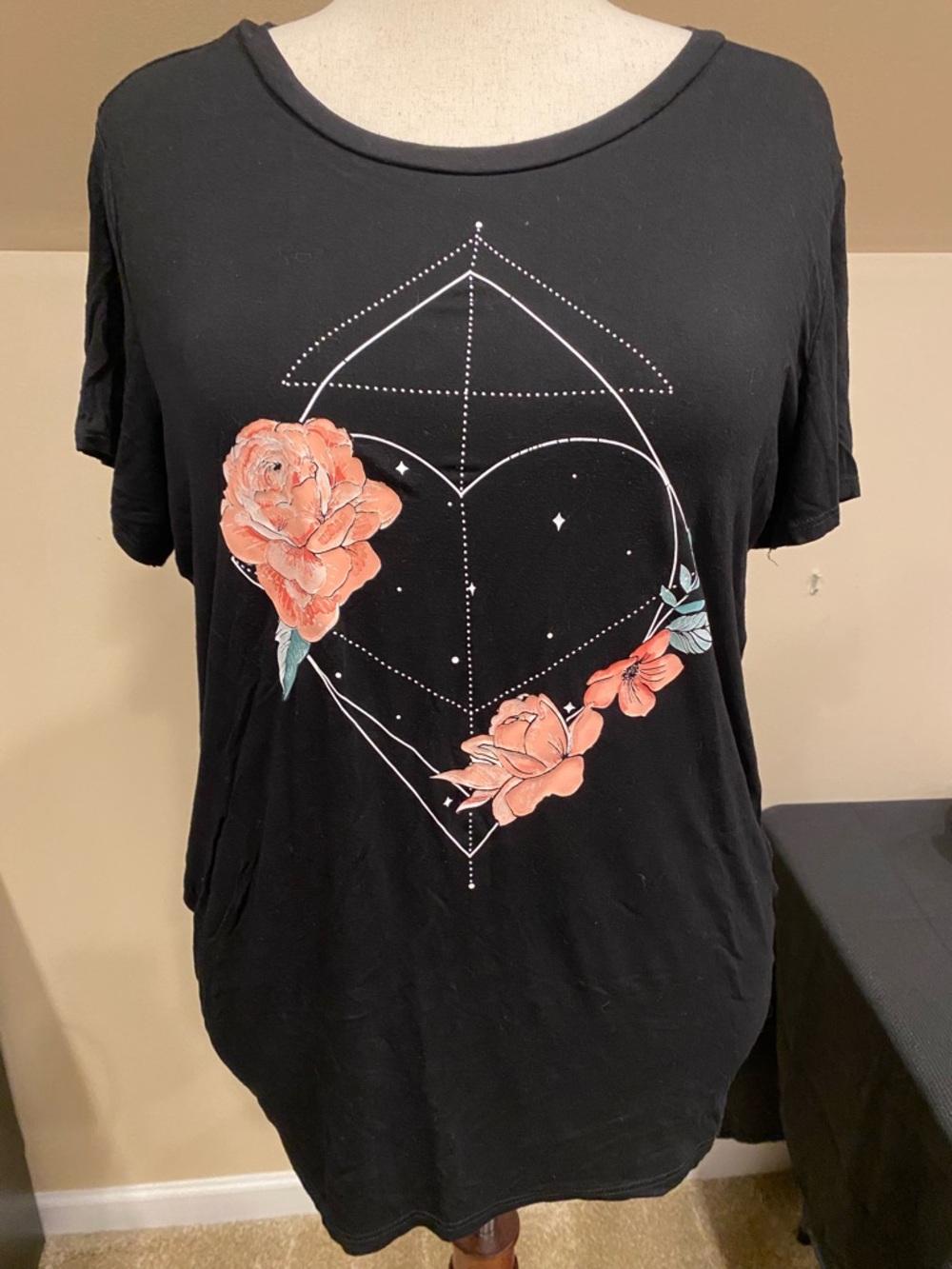 torrid Black Tee with Peach Floral Heart Graphic, size 1, 14/16)
